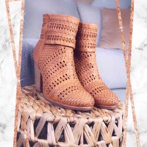 Selling gently used shoes. Perfect for all seasons